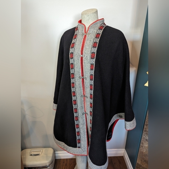 Norwegian Heimdall black Handcrafted wool cape by Kari G - Picture 1 of 17